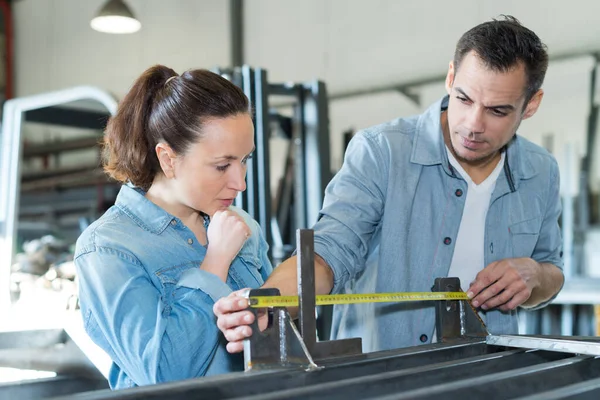 Jonge Mannelijke Vrouwelijke Werknemers Die Hout Meten Werkplaats — Stockfoto