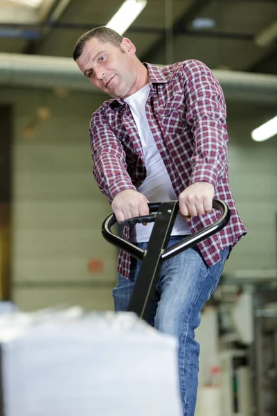 Trabajador Hombre Usando Transpaleta — Foto de Stock