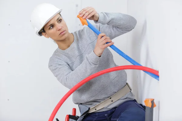 Eletricista Feminina Canteiro Obras — Fotografia de Stock