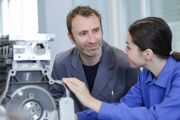 Man Vrouw Mechanica Gemeten Afmetingen Van Het Apparaat — Stockfoto