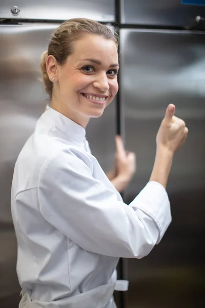 Leende Professionell Kvinnlig Kock Köket — Stockfoto