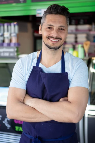 笑顔のアイスクリーム店の従業員 — ストック写真