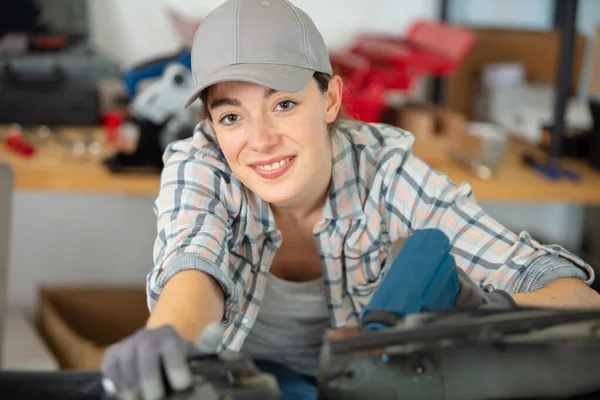 Mechanikerin Setzt Elektrowerkzeug Der Werkstatt Ein — Stockfoto