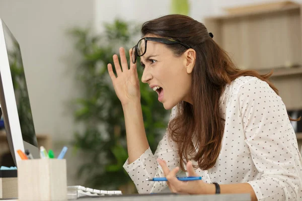 Chateado Mulher Frente Seu Laptop — Fotografia de Stock