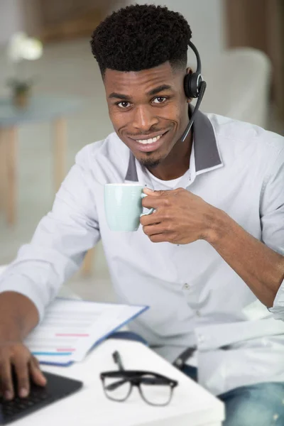 Férfi Dolgozó Visel Telefon Headset Tartó Csésze Kávét — Stock Fotó