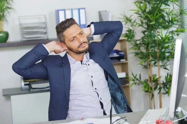 Retrato Empresário Alongamento Escritório — Fotografia de Stock