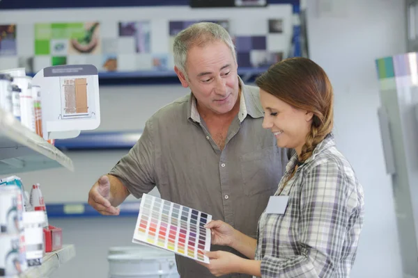 Gelukkige Paar Kleur Voor Hun Kamer Samen Kiezen — Stockfoto