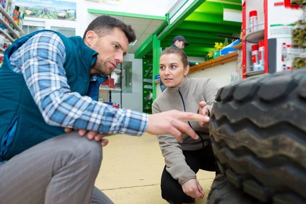 Cliente Meccanico Professionista Che Controlla Gli Pneumatici Dell Automobile — Foto Stock