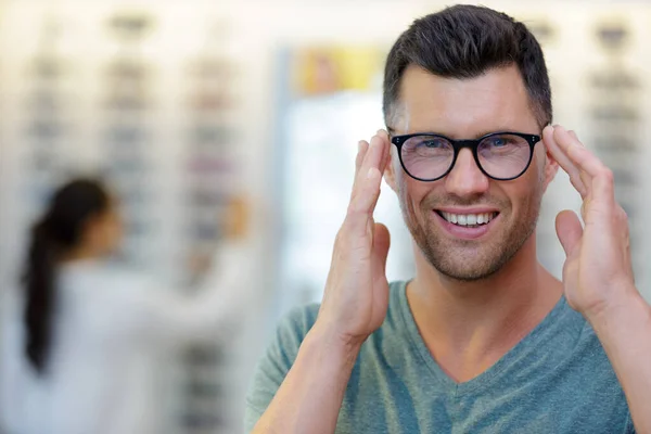 Erfolgreicher Netter Kerl Drückt Freude Aus — Stockfoto