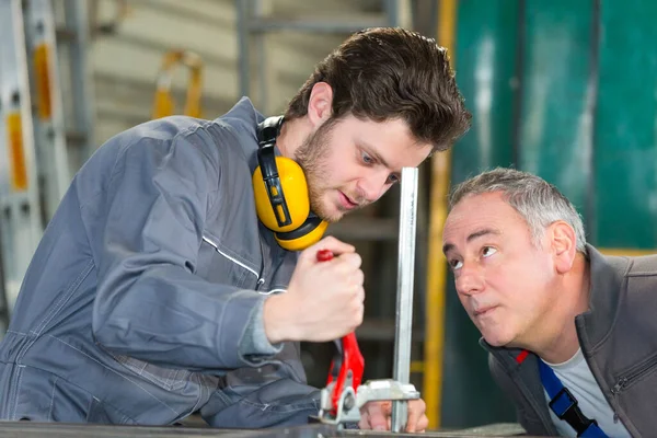 Équipe Ingénieurs Discussion Dans Usine — Photo