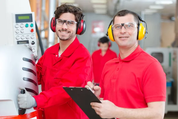 Due Uomini Abiti Lavoro Laboratorio Falegnameria — Foto Stock