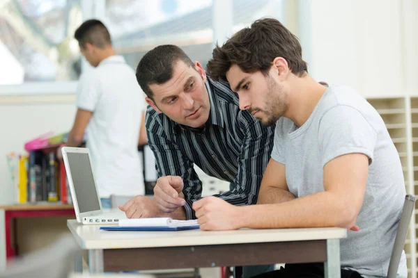 Uomini Affari Che Lavorano Insieme Con Laptop Smartphone — Foto Stock