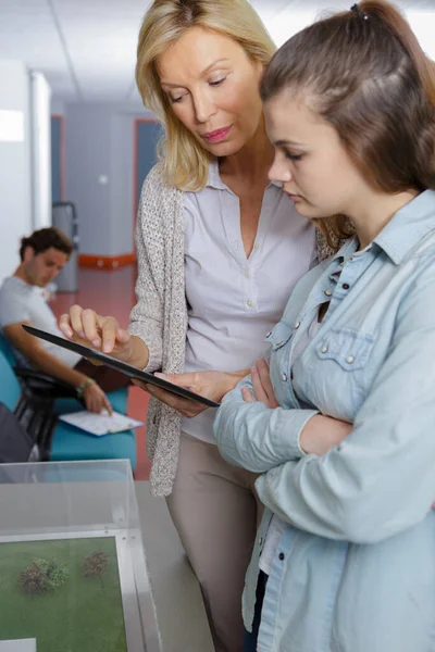 Mujer Estudiante Con Tableta — Foto de Stock