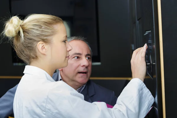 Deux Voleurs Dans Une Banque — Photo