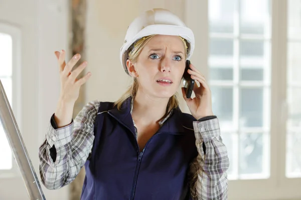 Boze Ingenieur Vrouw Met Behulp Van Radio Communicatie — Stockfoto