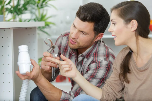 Mann Kontrolliert Die Arbeit Eines Armaturenpaares — Stockfoto