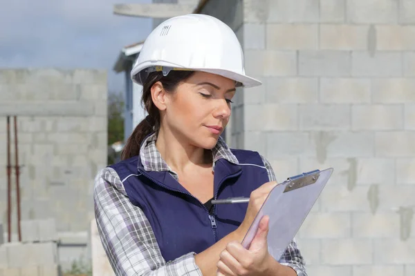 Mulher Construtor Tomar Notas Local Construção — Fotografia de Stock