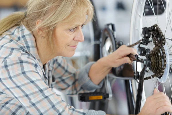 Reifer Arbeiter Repariert Ein Fahrrad — Stockfoto