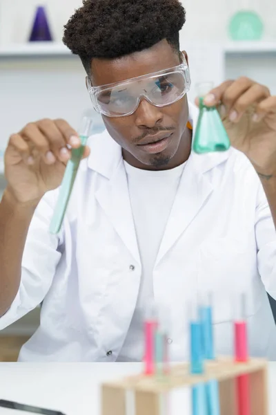 Laboratuarda Çalışan Genç Erkek Bilim Adamı — Stok fotoğraf
