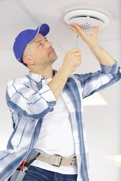 Homme Vêtements Habituels Travaille Sur Plafond Suspendu — Photo