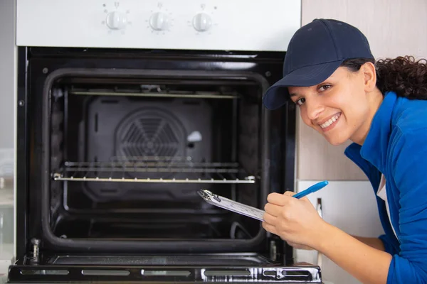 Confiante Jovem Reparadora Reparação Forno — Fotografia de Stock