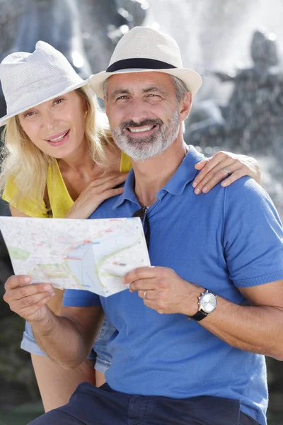 Casal Maduro Leitura Mapa Passeios Alegre Sorrindo Livre — Fotografia de Stock