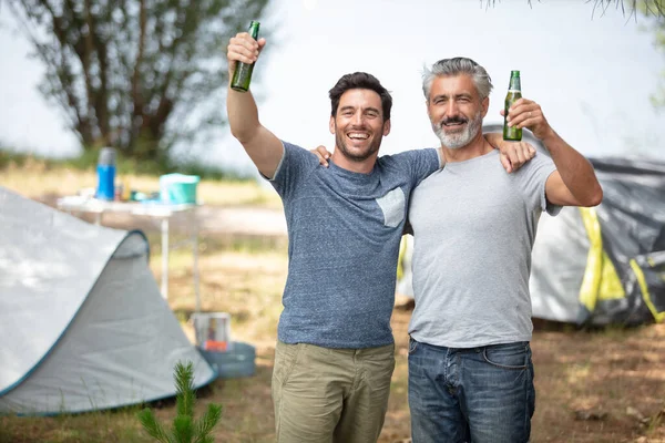 Amigos Camping Tomando Cervezas —  Fotos de Stock