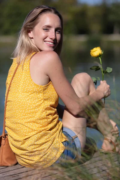 Foto Van Ontspannende Jonge Vrouw Natuur — Stockfoto