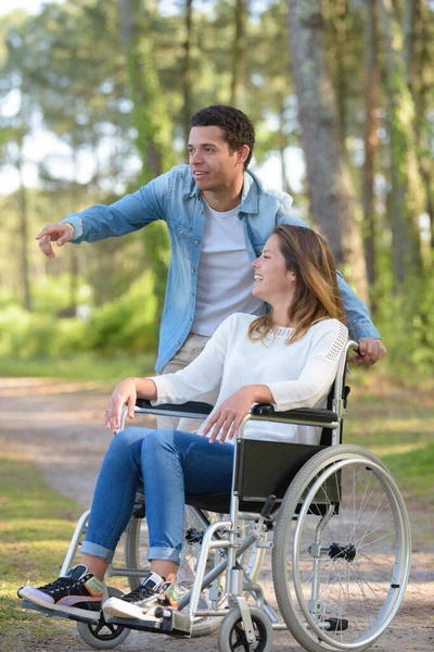 Couple Avec Fauteuil Roulant Dans Forêt Automne — Photo