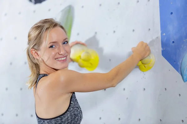 Duvar Tırmanışı Yapan Bir Kadın — Stok fotoğraf