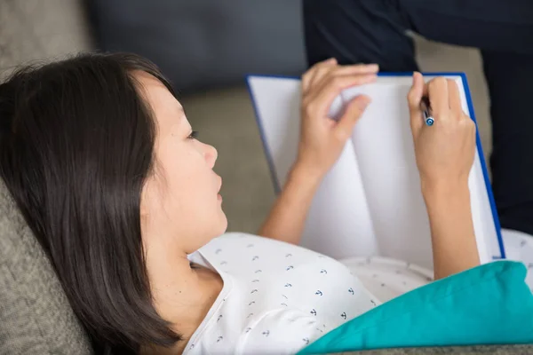 Donna Prendere Appunti Mentre Legge Una Bibbia Aperta — Foto Stock