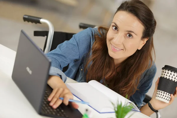 Vrolijke Gehandicapte Vrouw Met Behulp Van Haar Laptop Tijdens Het — Stockfoto