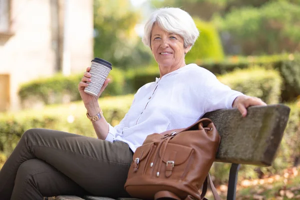 Senior Bere Caffè Nel Parco Seduto Una Panchina — Foto Stock