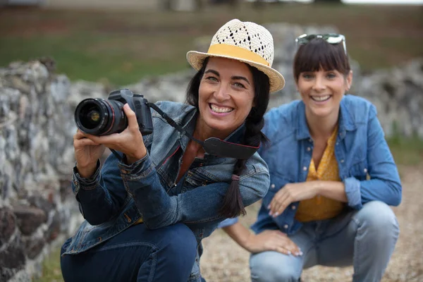 Pretty Female Photographer Outdoors Her Friend — Stock Photo, Image