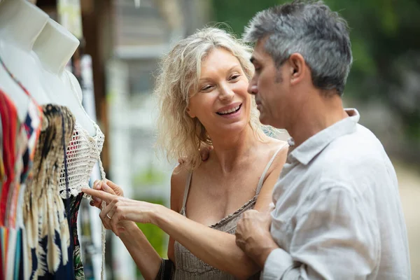 Pareja Ancianos Comprando Ropa Mercado —  Fotos de Stock