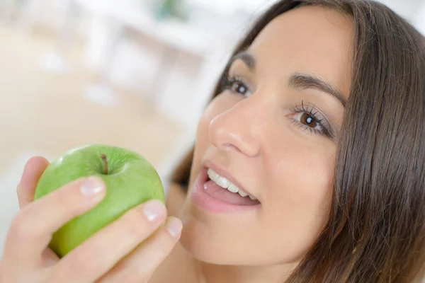 Lady Redo Att Ett Bett Äpple — Stockfoto