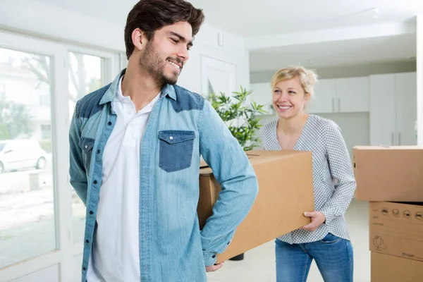 Paar Verhuizen Naar Een Nieuw Appartement — Stockfoto