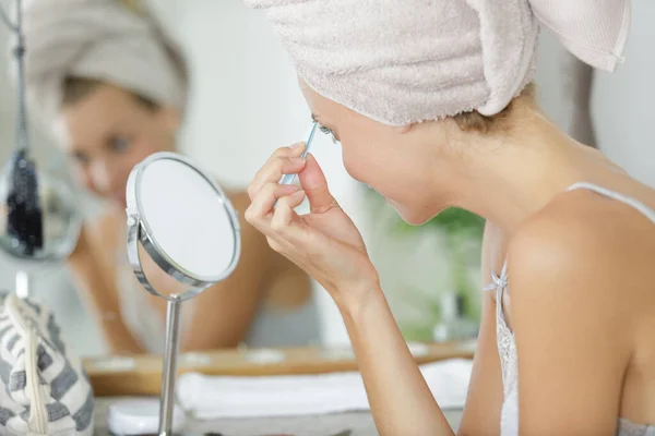 Een Jonge Vrouw Plukken Wenkbrauwen — Stockfoto