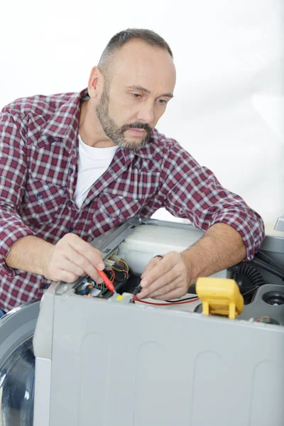 Servicekräfte Testen Waschmaschine Mit Multimeter — Stockfoto