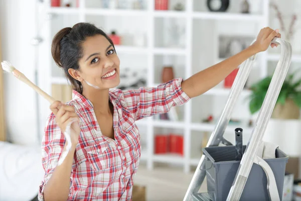 Mulher Uma Escada Pintando Uma Parede — Fotografia de Stock