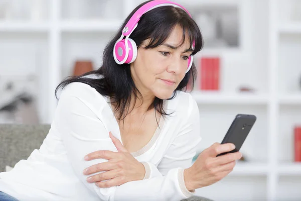 Volwassen Vrouw Luisteren Naar Audio Het Dragen Van Telefoon — Stockfoto
