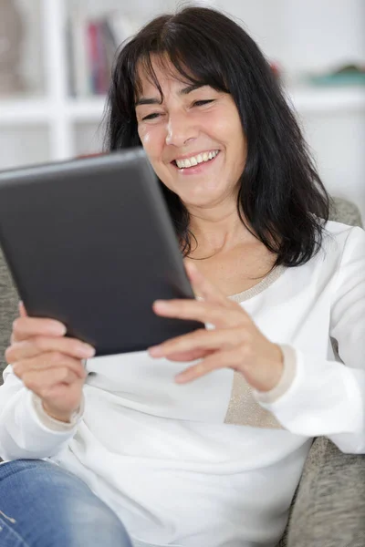 Szczęśliwa Kobieta Komputera Typu Tablet Domu — Zdjęcie stockowe