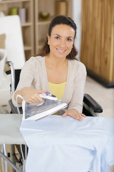 Mujer Feliz Silla Ruedas Planchado Casa — Foto de Stock