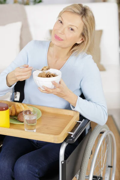 Dojrzałe Kobieta Wózku Inwalidzkim Jedzenie Zdrowe — Zdjęcie stockowe