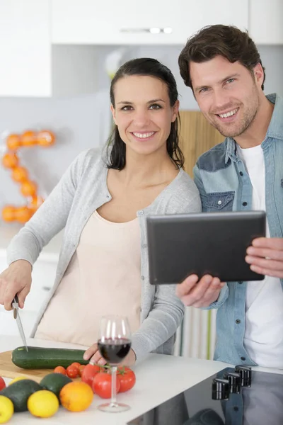 Young Couple Looking Tablet Kitchen — Stock Photo, Image