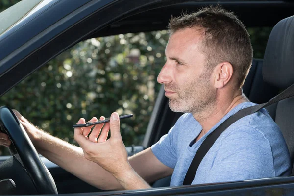 Άνθρωπος Που Χρησιμοποιεί Σύστημα Τηλεφώνου Καλώντας Στο Αυτοκίνητο — Φωτογραφία Αρχείου