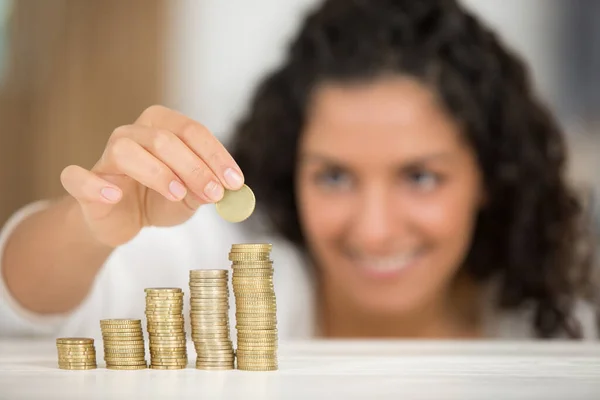 Imagen Mujer Apilando Monedas — Foto de Stock