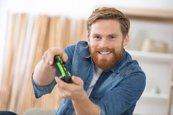 Jovem Feliz Sentado Sofá Jogando Videogame — Fotografia de Stock