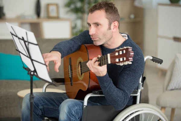 Άνθρωπος Αναπηρική Καρέκλα Εξάσκηση Παίζοντας Κιθάρα — Φωτογραφία Αρχείου