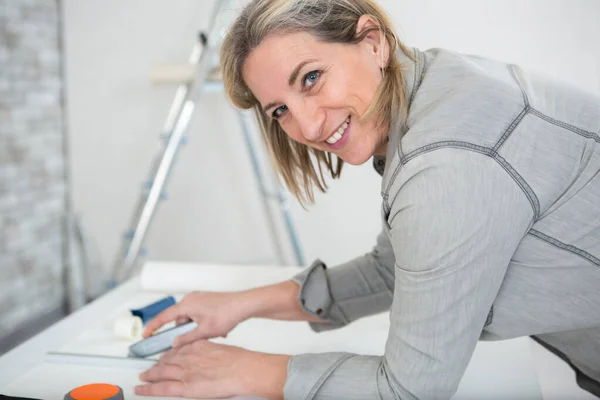 Mujer Feliz Cortando Mariposa Papel —  Fotos de Stock